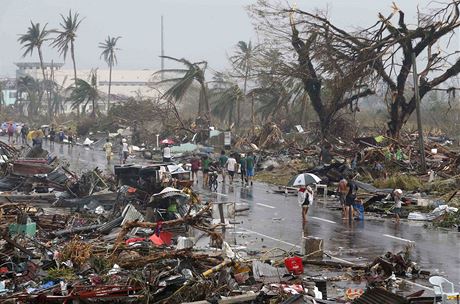 Více ne dvousettisícové msto Tacloban je absolutn zniené a vude v troskách, na stromech i podél silnic leí mrtvá tla. 