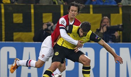 Fotbalista Arsenalu Tomá Rosický a Sokratis Papastathopulos z Dortmundu