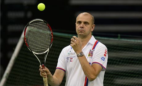 Náhradní daviscupový kapitán kapitán Vladimír afaík v Blehrad na tréninku eských tenisových reprezentant