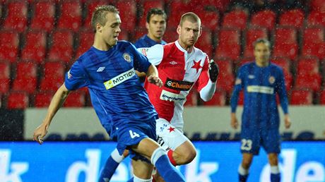 Slavia Praha - Zbrojovka Brno. Martin Juhar ze Slavie a Ludk Pernica z Brna (vlevo)