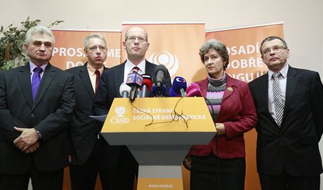 Vedení SSD: pedseda Senátu Milan tch, místopedseda Milan Chovanec, éf Bohuslav Sobotka, místopedsedkyn Alena Gajdková a místopedseda Lubomír Zaorálek.