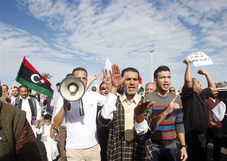Pátení protesty v Tripolisu. Obyvatelé msta poadovali odchod ozbrojených milicí