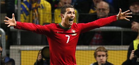Ronaldo se proti Islananm neprosadil a rozhazoval rukama.