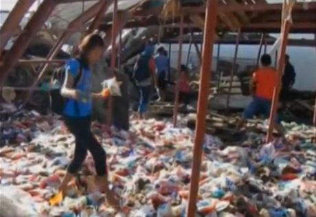 Filipínci po tajfunu zoufale shánjí potraviny.