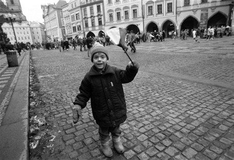 Tehdy jet chlapec asi neml tuení, pro drí v ruce vlajku. Fotografie z listopadu roku 1989.