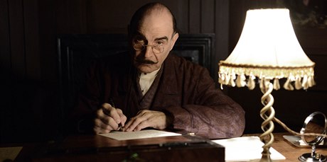 David Suchet jako Hercule Poirot v posldení epizodě seriálu s názvem Opona.