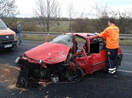 Pi elním stetu dvou osobních aut na osmém kilometru rychlostní silnice R7 u Stehelevsi na Kladensku zemel jeden lovk.