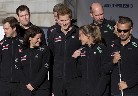 Harry v nedli odlétá se svou skupinou do Kapského Msta a odtud pak o dva dny pozdji do Antarktidy, kde závodníky eká aklimatizace.