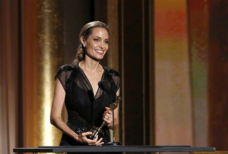 Angelina Jolie pevzala estného Oscara za humanitární innost.