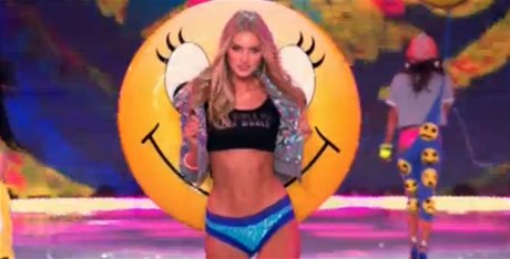 Modelky pedvedly spodní prádlo na pehlídce Victoria's Secret. 