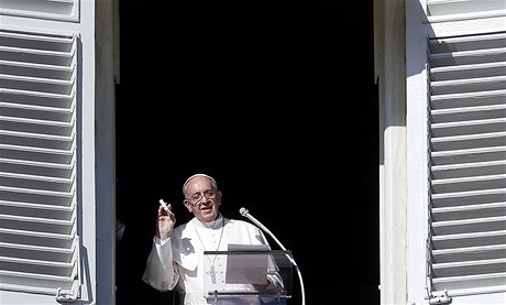 Papež František se při tradiční nedělní mši na Svatopetrském náměstí rozhodl rozdat univerzální lék na nemocná srdce věřících. 
