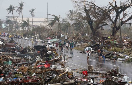 Více ne dvousettisícové msto Tacloban je absolutn zniené a vude v troskách, na stromech i podél silnic leí mrtvá tla. 