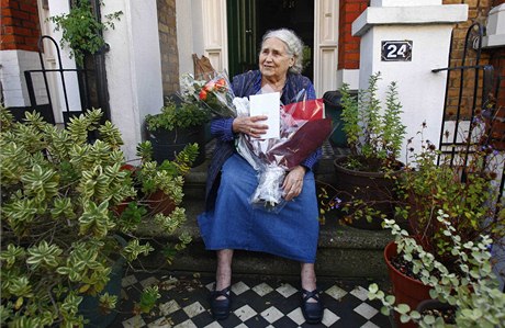 Lessingová na prahu svého domu v Londýně. 