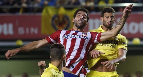 Fotbalista Atlétika Madrid Raúl García (vlevo) a Mateo Musacchio z Villarealu 