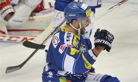 Hokejista Tomáš Svoboda z Brna se raduje z gólu