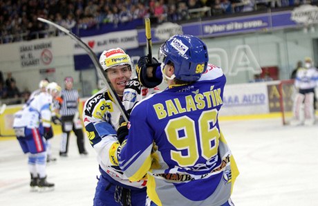 Zápas Komety Brno se Zlínem. Zády je Jaroslav Balatík ze Zlína