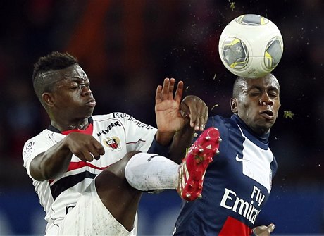 Fotbalista Paris St Germain Blaise Matuidi (vpravo) a Nampalys Mendy z Nice