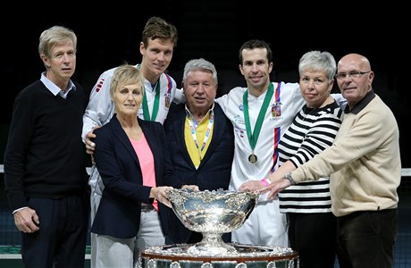 etí tenisté Tomá Berdych a Radek tpánek s rodii a manaerem Miroslav ernoek (uprosted) u trofeje pro vítze Davis Cupu