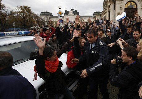 Protestující blokují policejní auto u bulharského parlamentu v Sofii