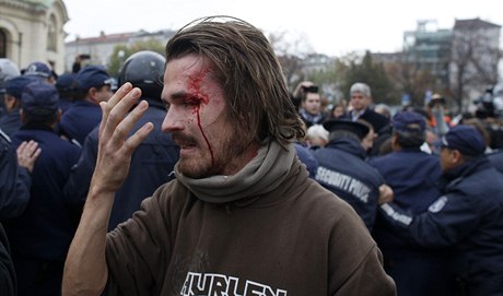 Zranný demonstrant v centru Sofie
