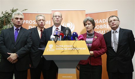 Vedení ČSSD: předseda Senátu Milan Štěch, místopředseda Milan Chovanec, šéf Bohuslav Sobotka, místopředsedkyně Alena Gajdůšková a místopředseda Lubomír Zaorálek.