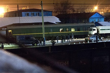 Vlak, který podle informací organizace Greenpeace pepraví zadrené aktivisty z Murmansku do Petrohradu