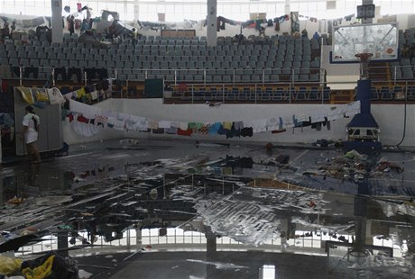 Nkteí peiví nalezli útoit v prostorách basketbalového stadionu ve mst Tacloban 