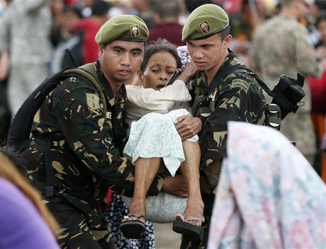Vojáci přenášejí zraněnou ženu