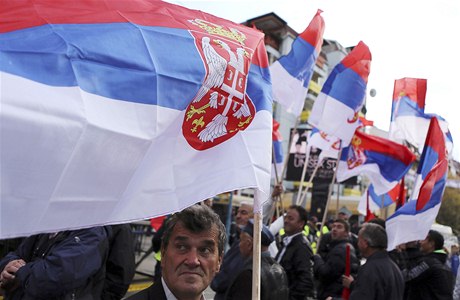 Kosovtí Srbové se srbskou vlajkou