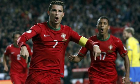 Ronaldo slaví gól v barái o MS do sít védska.