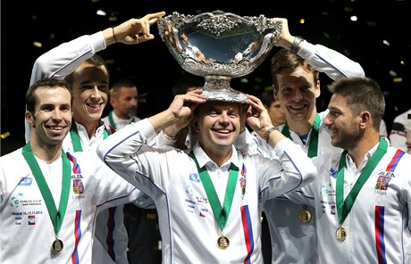 I takhle se slaví triumf v Davis Cupu. S trofejí na hlav trenér afáík.