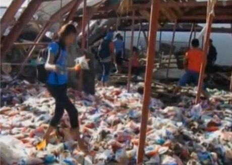 Filipínci po tajfunu zoufale shánjí potraviny.