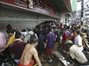 Uplakané dti na stechách. Tajfun na Filipínách zabil 10 tisíc lidí.