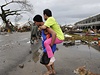 Uplakané dti na stechách. Tajfun na Filipínách zabil 10 tisíc lidí