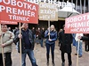 Demonstrace ped hotelem Olanka na podporu Bohuslava Sobotky.