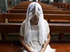 'Dkuji bohu za anci ít.' Filipínci se modlili v rozboených kostelech.