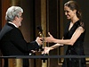 Americká hereka Angelina Jolie v sobotu v Los Angeles za dlouholeté humanitární aktivity obdrela estného Oscara.