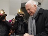 Bývalý prezident Václav Klaus piel 17. listopadu na praskou Národní tídu poloit kytici a zapálit svíku k pamtní desce pipomínající události, které vedly k pádu komunistického reimu.