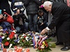 Bývalý prezident Václav Klaus poloil 17. listopadu na praské Národní tíd se svými píznivci kytici k pamtní desce pipomínající události, které vedly k pádu komunistického reimu.