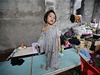 Dít v troskách po tajfunu na Filipínách. 