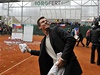 Tenisoví hrdinové slaví v Prostjov vítzství ve finále Davis Cupu. Na snímku Tomá Berdych odhazuje pamtní trika mezi diváky na centrálním kurtu
