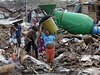Filipínci mezi troskami zniených dom