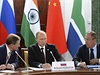 éf prezidentské kanceláe Sergej Ivanov (vlevo) s ruským prezidentem Vladimirem Putinem (uprosted) a ministrem zahranií Sergejem Lavrovem (vpravo)