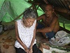 Tento starý pár ztratil kvli tajfunu domov. Nyní peívá v písteku ze deva, plechu a igelitu 