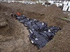 Jeden z masových hrob, kam jsou pohbívány obti tajfunu Haiyan. Podle poslední bilance zemelo pes 2300 Filipínc