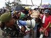 Voják hovoí k lidem shromádným na letiti ve mst Tacloban