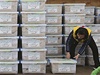 Pracovnice jihokorejského erveného kíe kontroluje zásilku humanitární pomoci