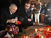Petr Neas zapaluje sJanem Vidímem svíci u pamtní desky na Národní tíd k píleitosti výroí 17. listopadu. 
