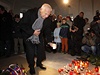 Vclav Klaus klade svci k pamtn desce na Nrodn td k pleitosti vro 17. listopadu. 