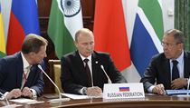 f prezidentsk kancele Sergej Ivanov (vlevo) s ruskm prezidentem Vladimirem Putinem (uprosted) a ministrem zahrani Sergejem Lavrovem (vpravo)